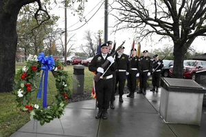 Wreath and soldiers